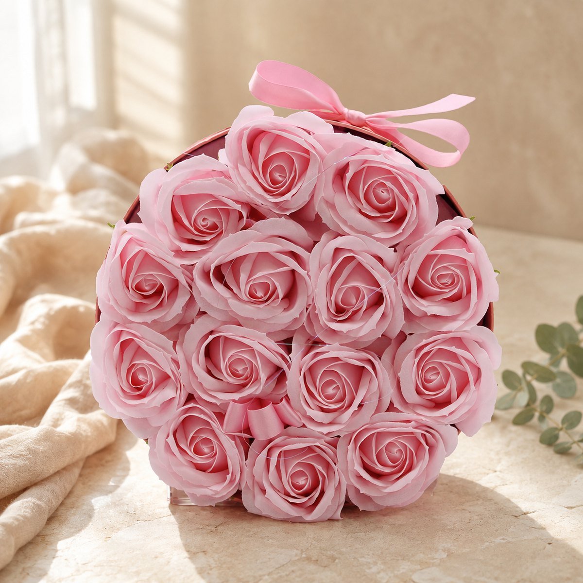 Caixa rosa com catorze rosas de sabão