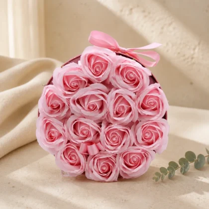 Caixa com 14 rosas de sabão rosa num ambiente Ariumô