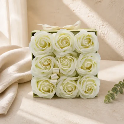 Caixa com 9 rosas de sabão marfim num ambiente Ariumô