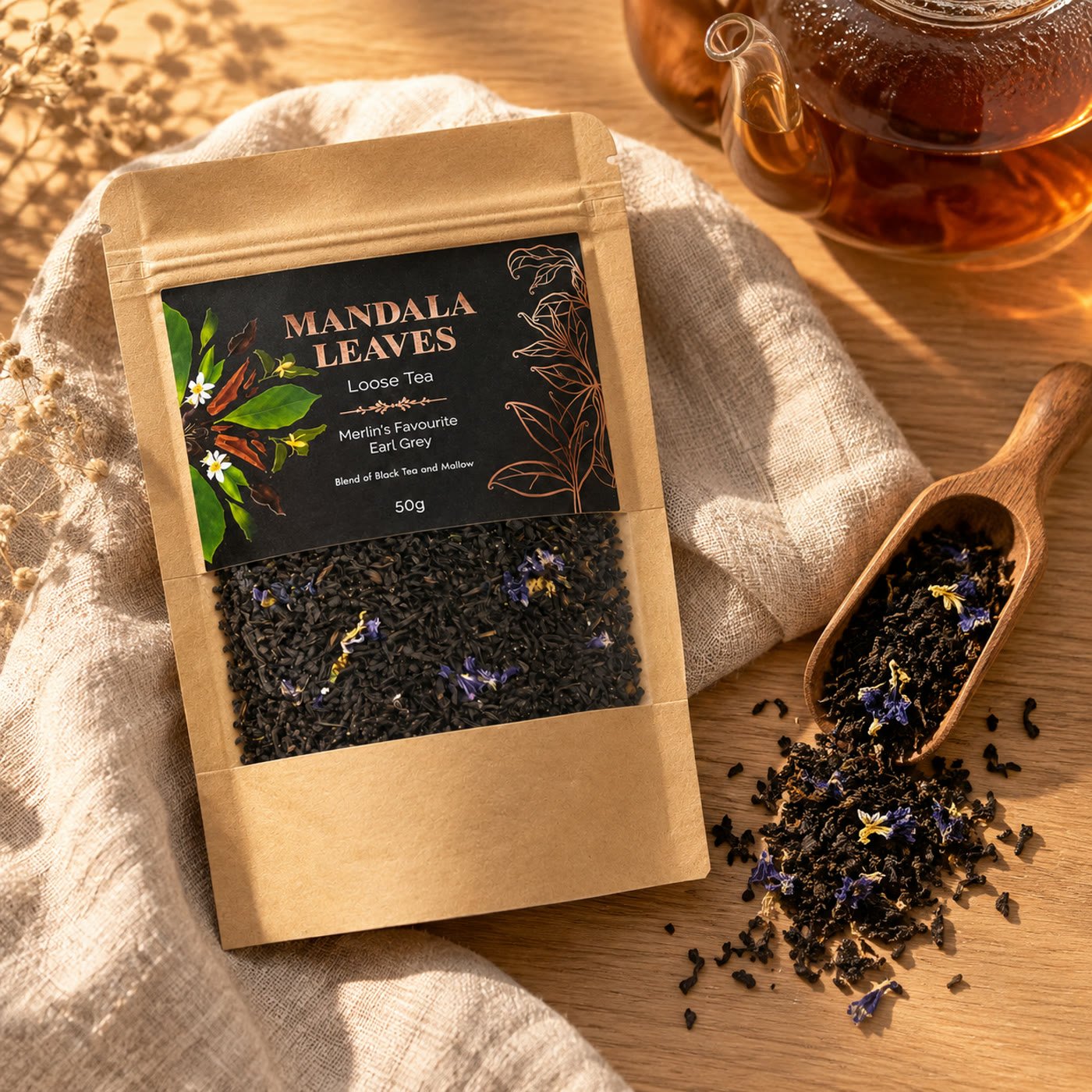 Saqueta de chá Earl Grey Mandala Leaves sobre linho com colher de madeira e folhas com malva