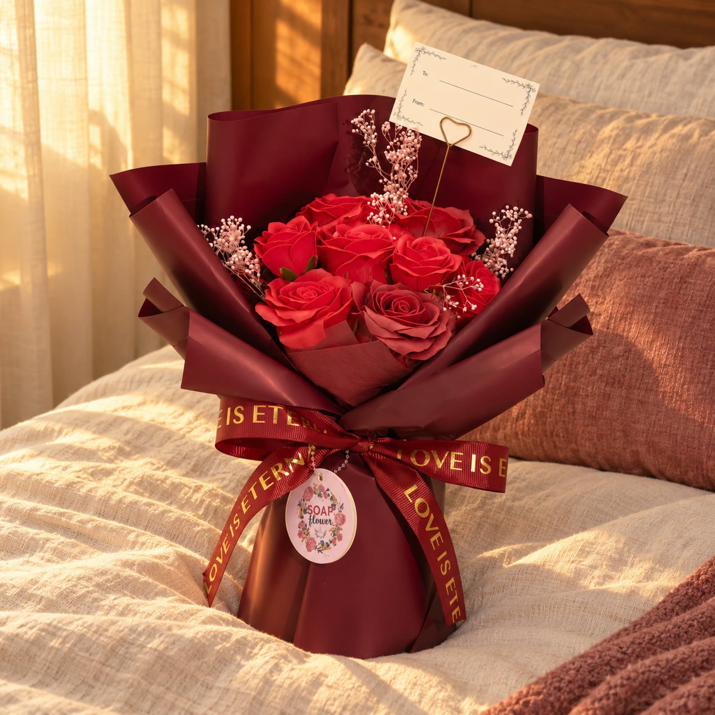Ramo grande de rosas vermelhas de sabão com fita e cartão pousado numa cama de linho