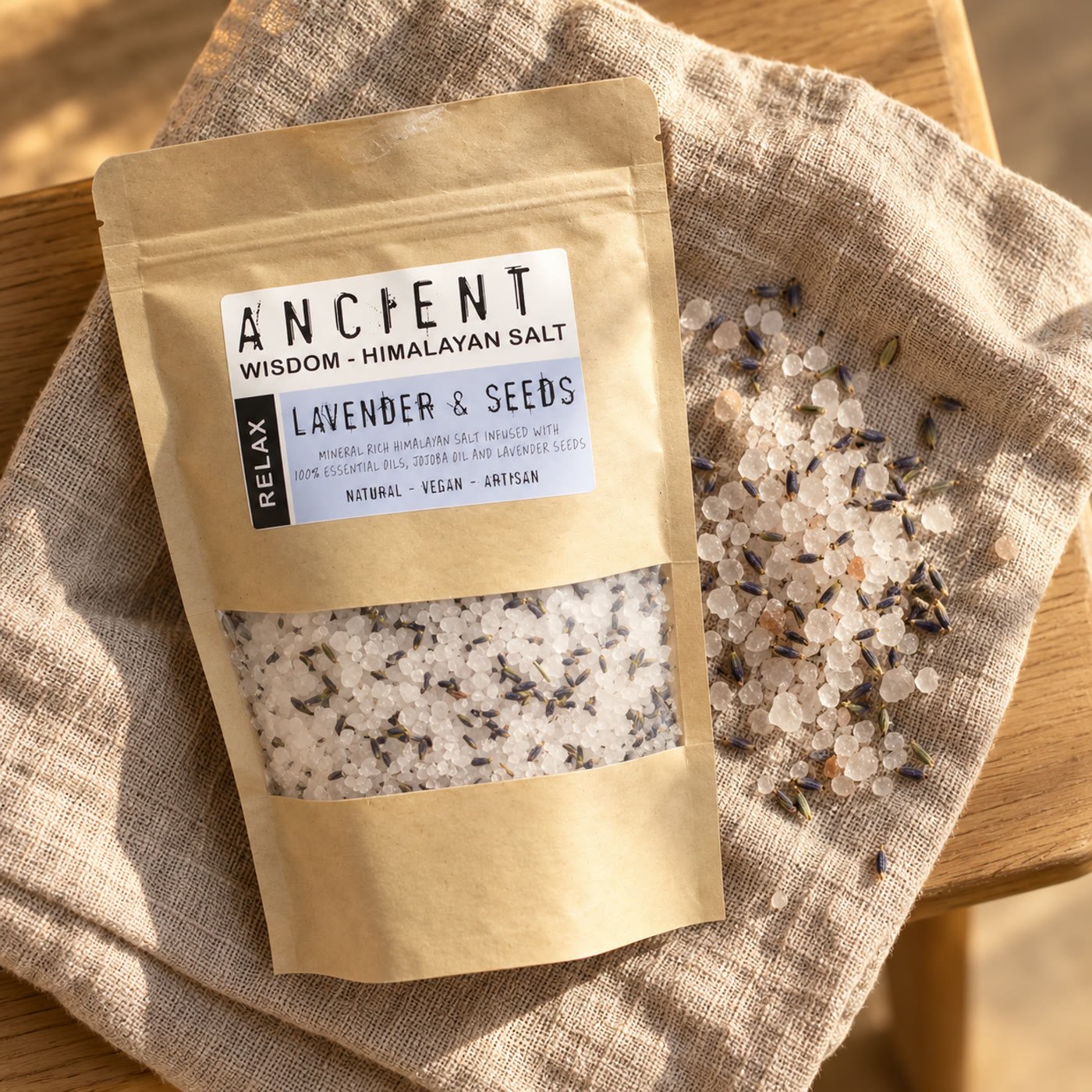 Saco de sais de banho Lavender & Seeds sobre linho com cristais de sal e lavanda