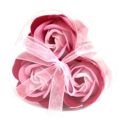 Três rosas de sabão numa caixa em forma de coração
