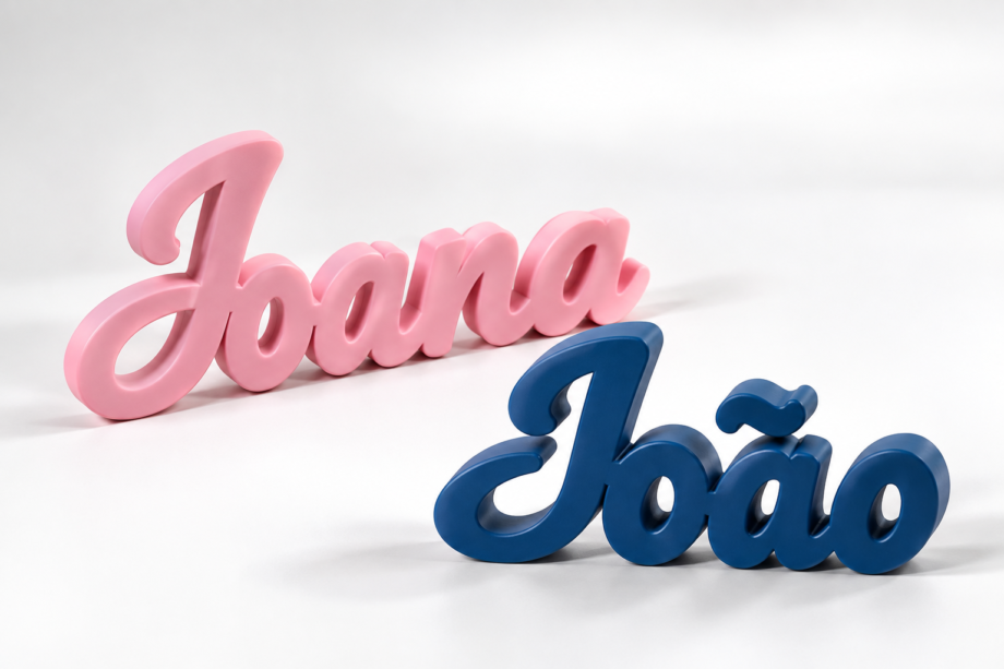 Nomes Joana e João em letras 3D cursivas, rosa e azul